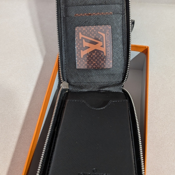 Louis Vuitton Damier Graphite Wallet with Silver Accents - Picture 7 of 12